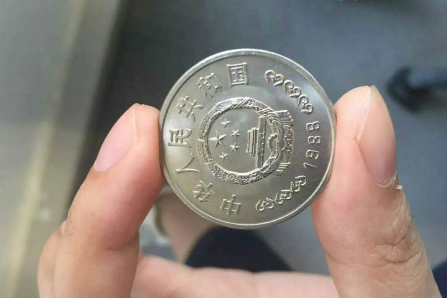 曾经被人嫌弃的1元硬币<strong></p>
<p>币神</strong>，如今成纪念币币王，建行币还在涨