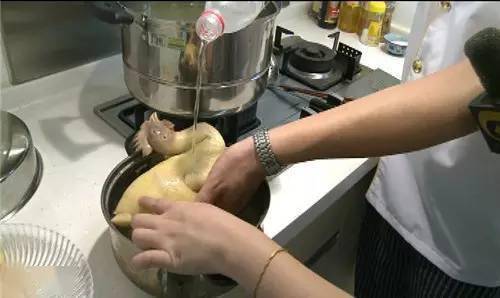 白切鸡的五星大厨秘制法<strong></p>
<p>白币网</strong>！选材到蘸料一网打尽！