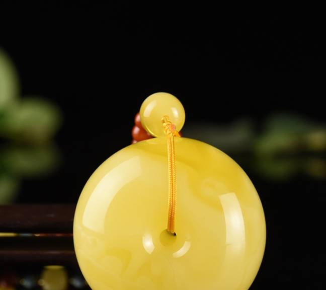 蜜蜡价格贵不贵<strong></p>
<p>今日银价多少钱一克</strong>？蜜蜡多少钱一克？