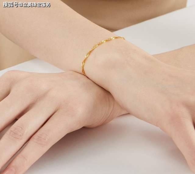 黄金现在多少钱一克<strong></p>
<p>今日银价多少钱一克</strong>？看完你就知道怎么买得更便宜