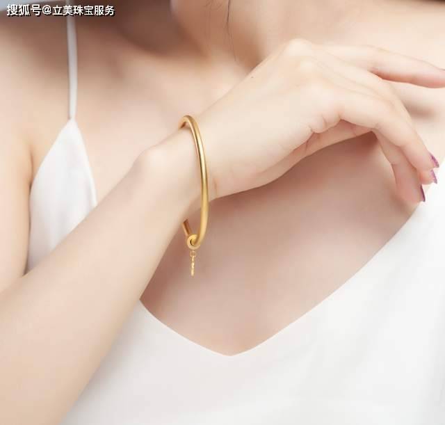 古法黄金手镯多少钱一克<strong></p>
<p>今日银价多少钱一克</strong>？和普通黄金手镯价格一样吗？