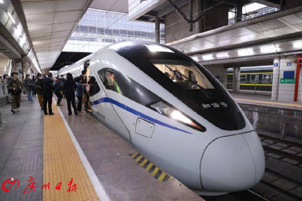 今日<strong></p>
<p>香港今日金价</strong>，广州东直达香港西九龙高铁列车首发！