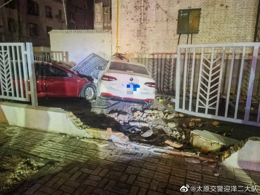惊险！太原男子凌晨撞塌围墙<strong></p>
<p>待处理财产损溢</strong>，多辆小客车碰撞致损！原因竟是......