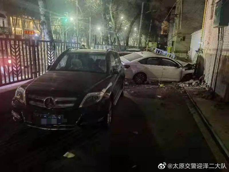惊险！太原男子凌晨撞塌围墙<strong></p>
<p>待处理财产损溢</strong>，多辆小客车碰撞致损！原因竟是......