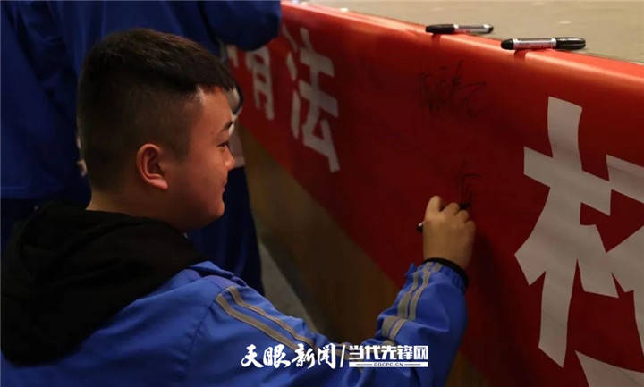 普定公安联合多部门开展反诈宣传进校园活动