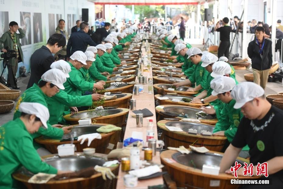 浙江杭州：西湖龙井茶炒茶王大赛举行