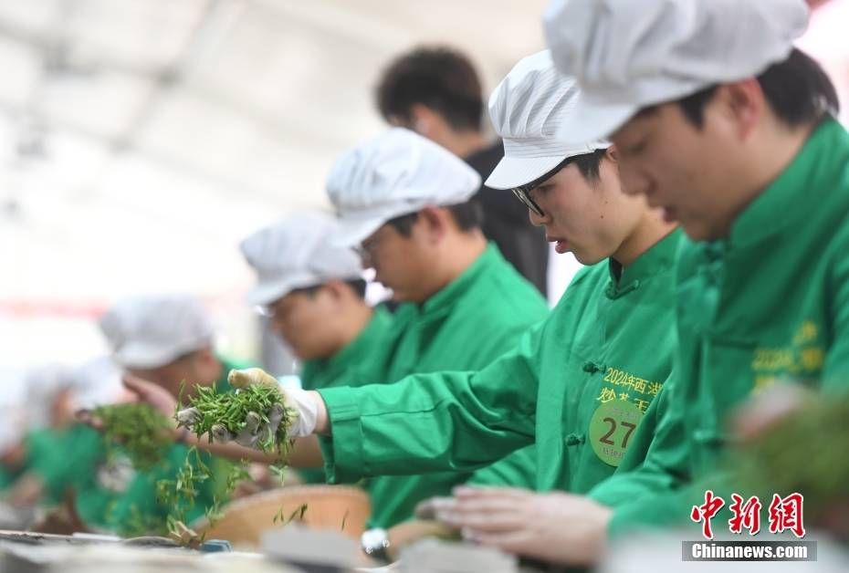 浙江杭州：西湖龙井茶炒茶王大赛举行