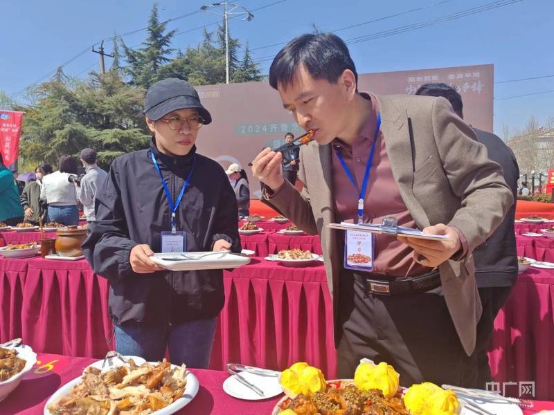 山东新泰：各路大厨亮“绝招” 烹鸡大赛火热“开炒”