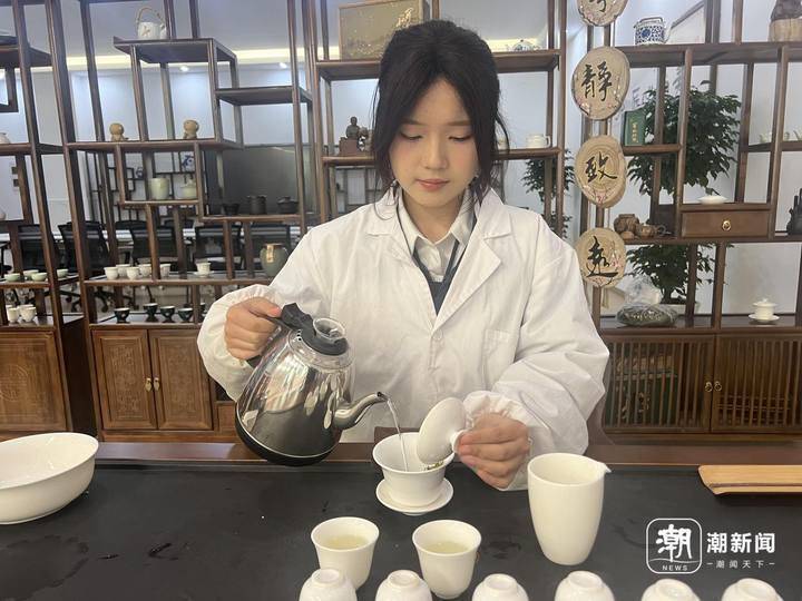 开化县炒茶大赛高三女生夺冠<strong></p>
<p>炒币大赛</strong>，凭茶技将免试上大学