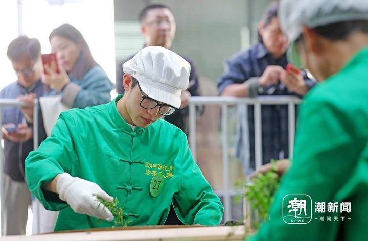 杭州西湖龙井茶炒茶王大赛开赛 年轻炒茶人逐年增加