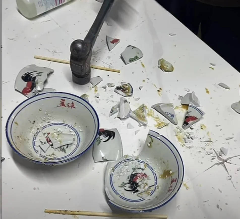 网红夫妇被传有传染病<strong></p>
<p>交易系统网站</strong>，餐馆砸餐具撇清？官方回应