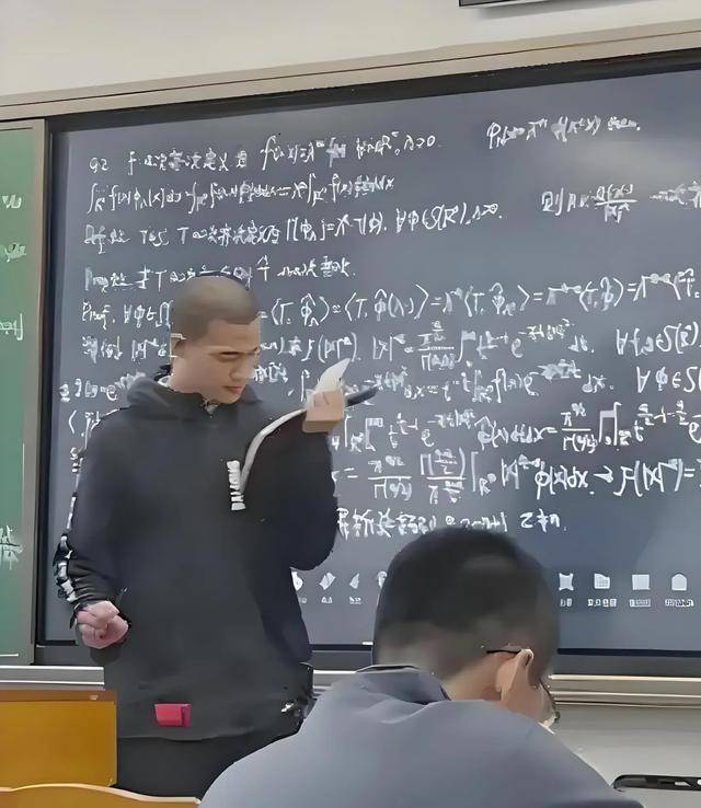 韦东奕上课照片走红<strong></p>
<p>交易系统网站</strong>，新发型吸睛，网友：板书真漂亮，可惜看不懂