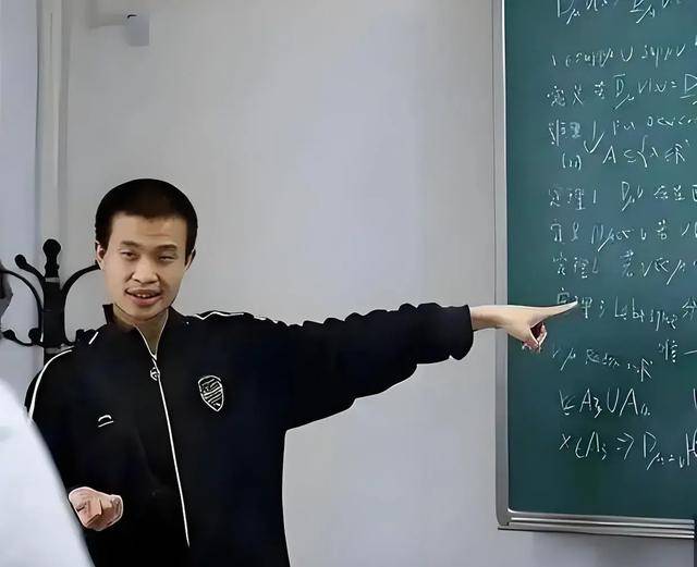 韦东奕上课照片走红<strong></p>
<p>交易系统网站</strong>，新发型吸睛，网友：板书真漂亮，可惜看不懂