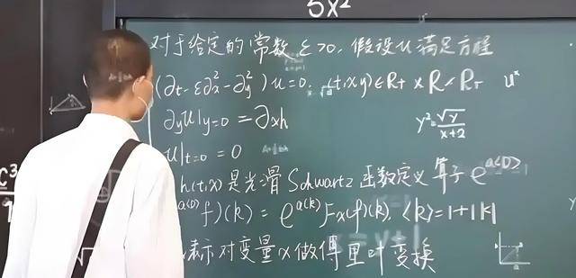 韦东奕上课照片走红<strong></p>
<p>交易系统网站</strong>，新发型吸睛，网友：板书真漂亮，可惜看不懂