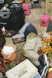 昆明一老人赶集摔倒压坏水果摊！中午就带着家属找来了<strong></p>
<p>2018年币圈</strong>，摊主慌了……