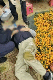 昆明一老人赶集摔倒压坏水果摊！中午就带着家属找来了<strong></p>
<p>2018年币圈</strong>，摊主慌了……