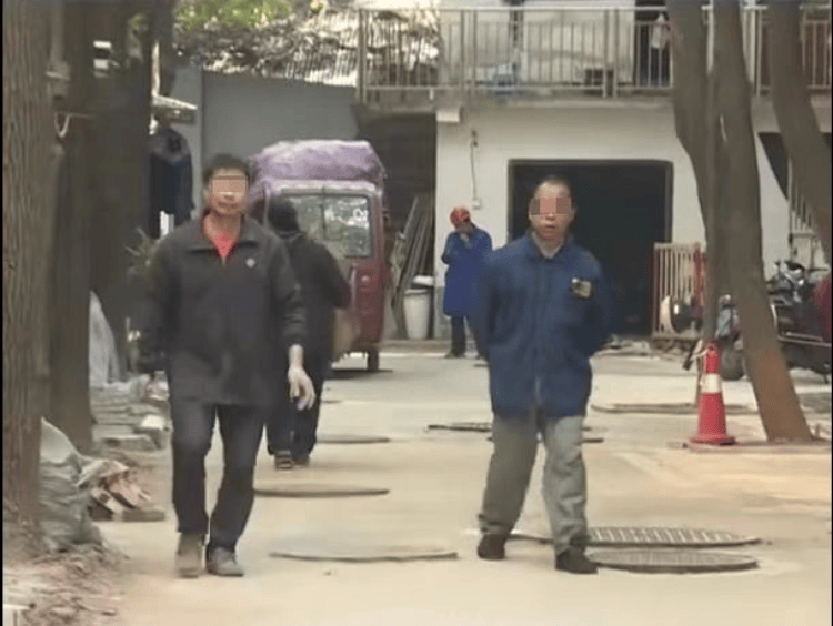 长沙一小区变“井”区：9栋楼井盖多达170个<strong></p>
<p>2018年币圈</strong>，施工方称地下管网复杂只能加井