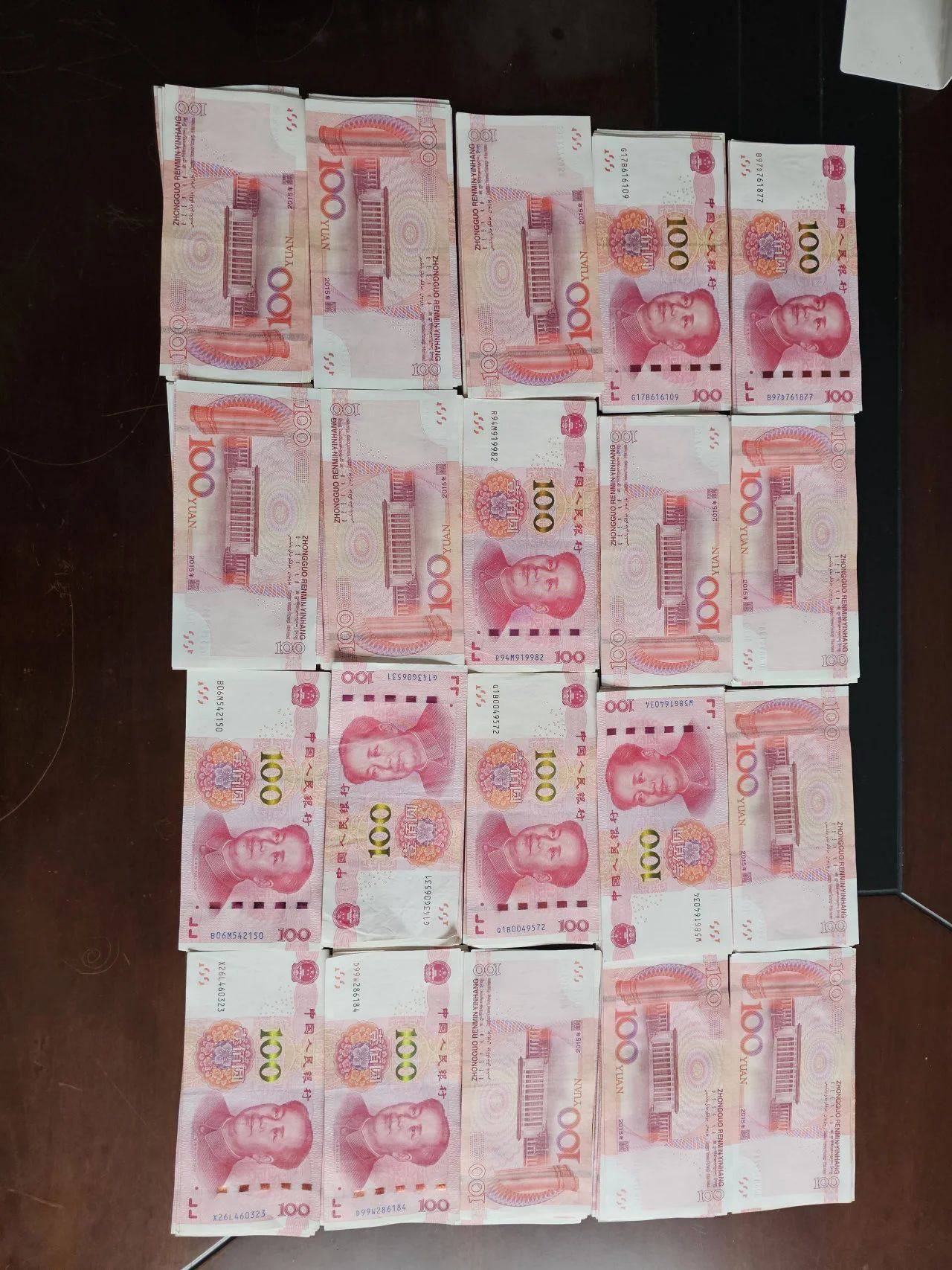 热水壶和“喜糖”里藏着大把现金<strong></p>
<p>德行币网</strong>，浙江多地已发生，警方提醒：司机请警惕