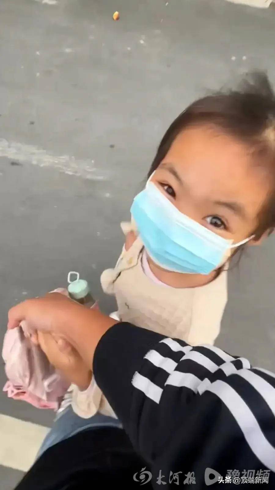 被泼开水女童返校书包现恐吓信：“再发视频<strong></p>
<p>千倍币</strong>，要你全家不好过”