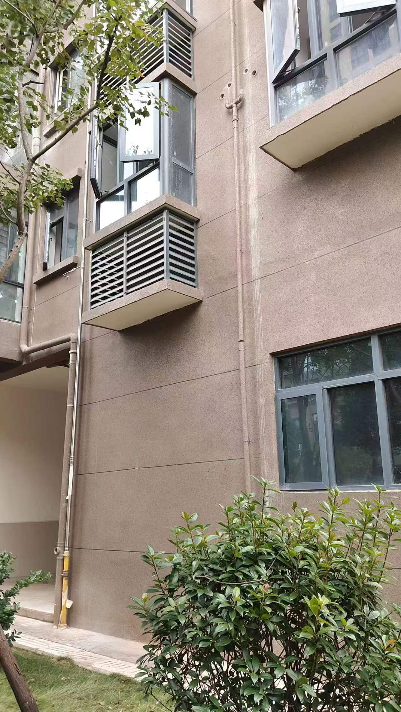 空调机位被楼下邻居占用<strong></p>
<p>吉链币</strong>，娄底女业主无法入住起诉索赔11万！邻居：我的也被占了