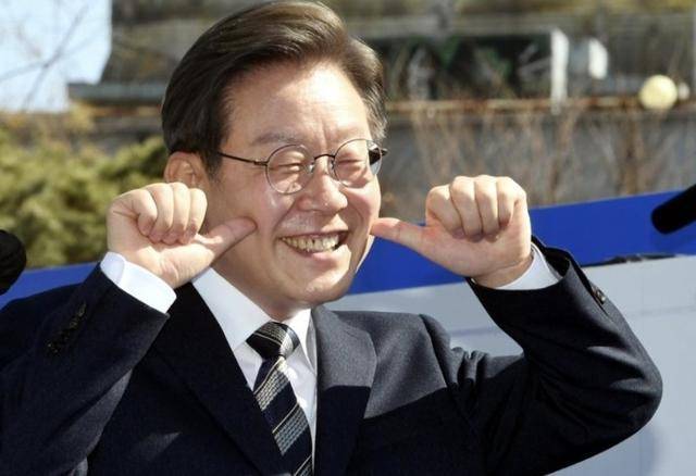 执政党捏着鼻子要“保尹”<strong></p>
<p>币交易规则</strong>，尹锡悦的总统宝座，将由8个人决定