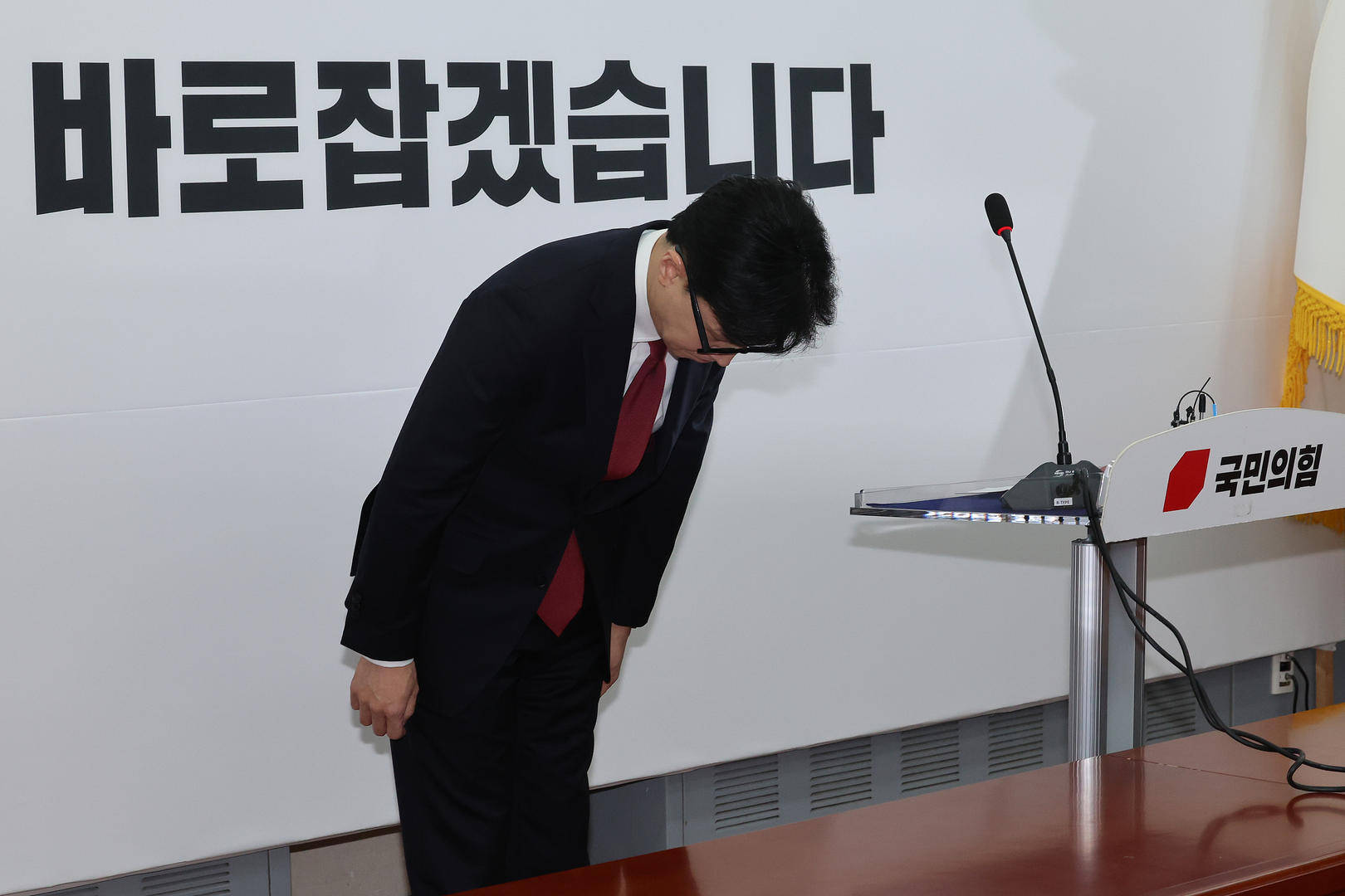 突然主张弹劾总统的韩国执政党党首：曾获尹锡悦多次提拔<strong></p>
<p>币圈币种</strong>，后因第一夫人惹怒“亲尹派”