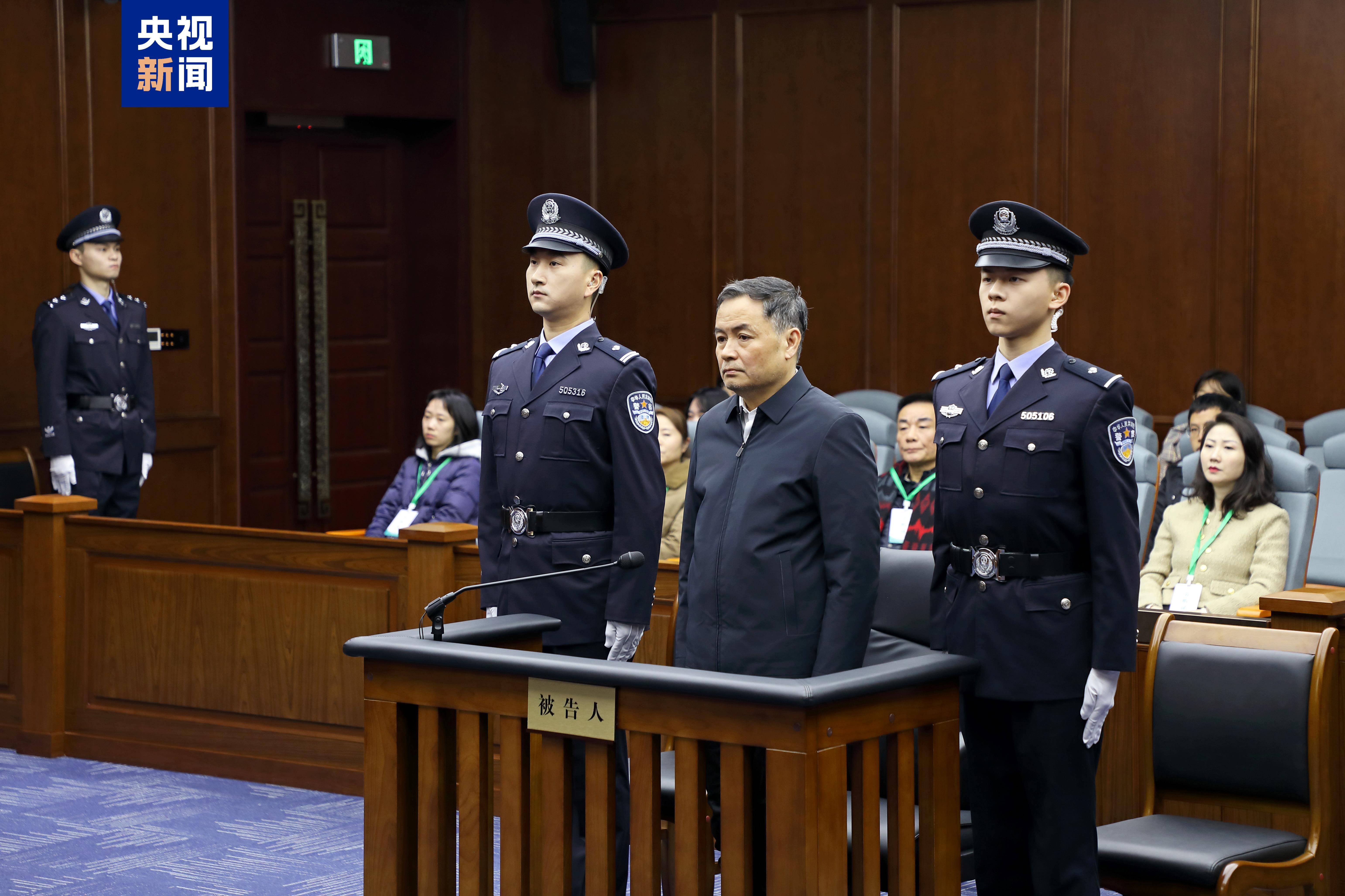 副处级贪到副部级<strong></p>
<p>王莽币种类</strong>，从财政部“空降”半年就落马，他获刑14年
