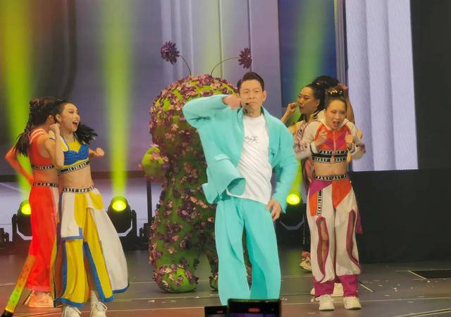 刘德华演唱会实录：表演滑跪失败<strong></p>
<p>缅币兑换</strong>，甄子丹舒淇任达华台下蹦迪