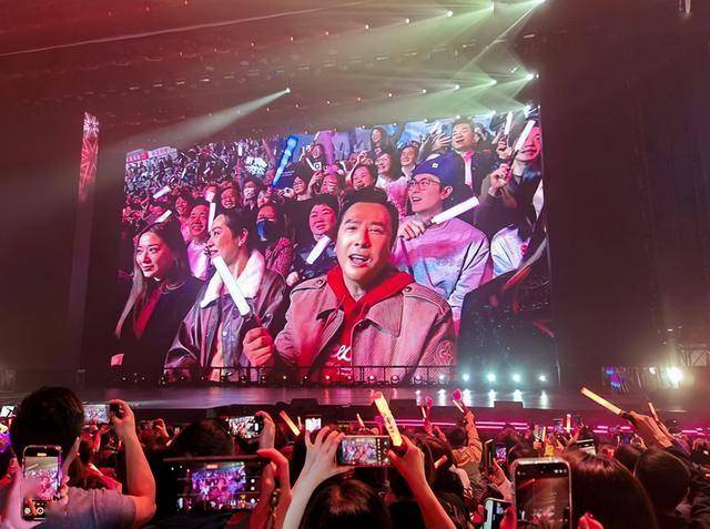 刘德华演唱会实录：表演滑跪失败<strong></p>
<p>缅币兑换</strong>，甄子丹舒淇任达华台下蹦迪