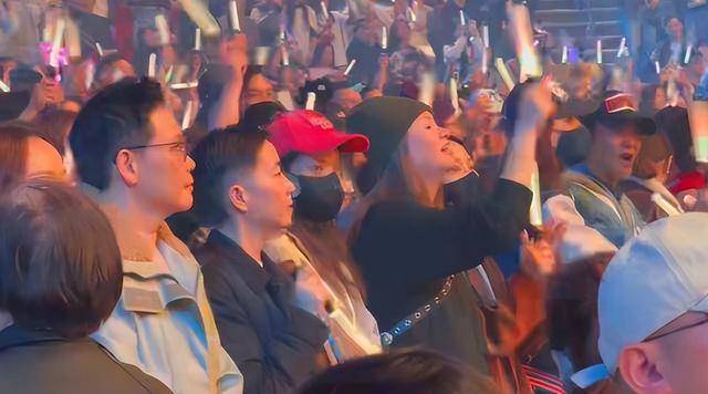 刘德华演唱会实录：表演滑跪失败<strong></p>
<p>缅币兑换</strong>，甄子丹舒淇任达华台下蹦迪