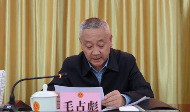 厅长毛占彪<strong></p>
<p>缅币兑换</strong>，长期出入量身定制的“会所”，大肆吃喝、接受娱乐活动安排