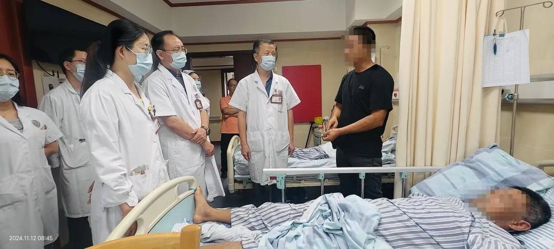 广州一“老酒鬼”路边捡到宝<strong></p>
<p>炒币有风险</strong>，笑着笑着倒下了……