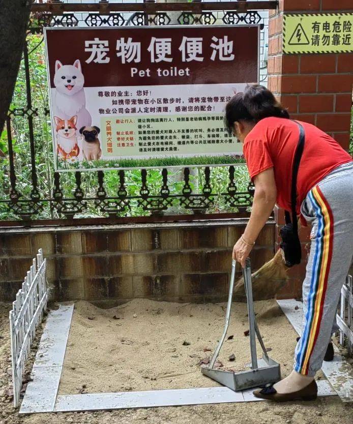 家门口成“狗公厕”<strong></p>
<p>绝版币</strong>，女子喷驱狗剂却被犬主告上法庭