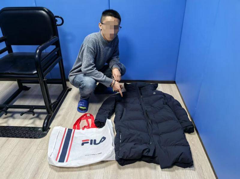 快过年<strong></p>
<p>绝版币</strong>了 男子返乡前偷走前同事新买的品牌羽绒服 被北京铁警刑事拘留