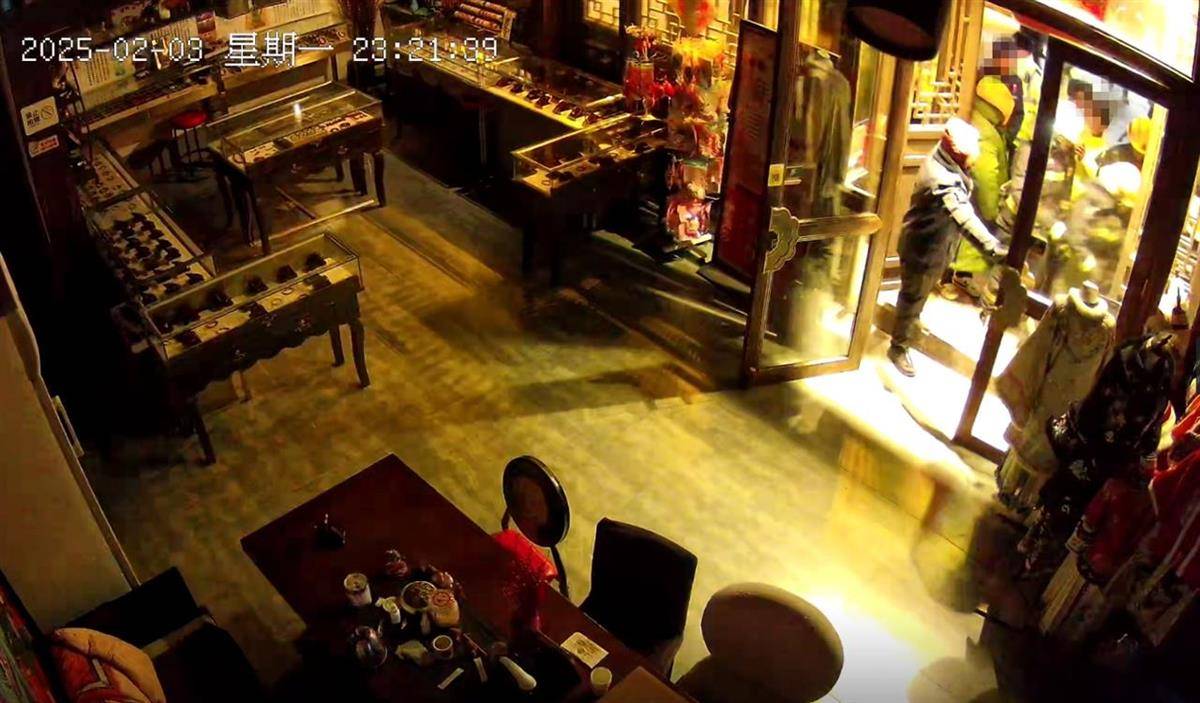 大同官方核查“店铺被撬锁开灯”事件<strong></p>
<p>币虎全球</strong>，律师：撬锁入室涉嫌违法，且滥用行政权力