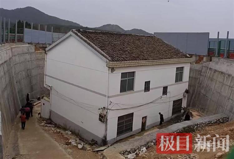 “没料到政府宁可多花钱让公路改道”<strong></p>
<p>炒币搬砖</strong>，江西“最强钉子户”独守孤房