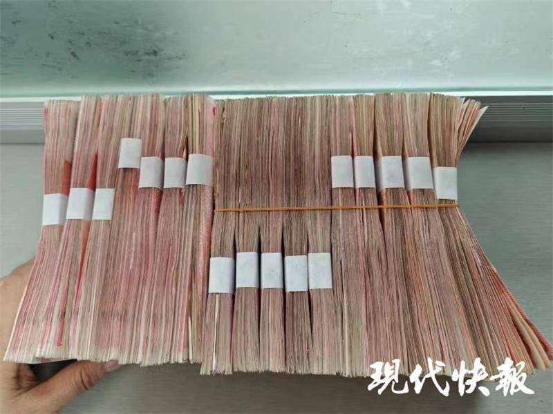 女子把17万元现金藏床底多年<strong></p>
<p>币圈李笑来</strong>，发霉粘在了一起