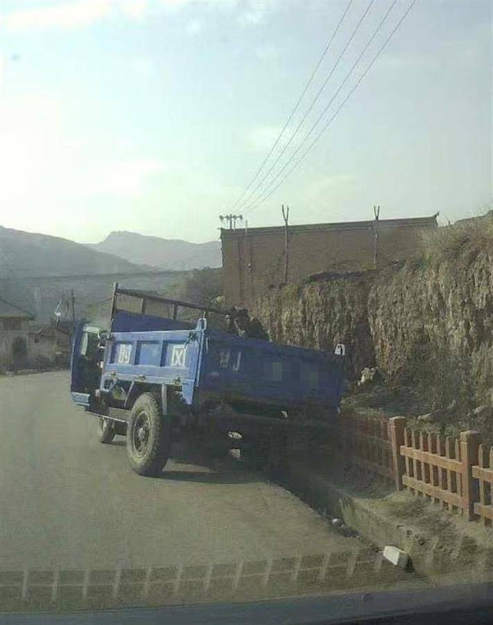 警车把农用车“别进”沟里<strong></p>
<p>币云</strong>，三个问题需要澄清