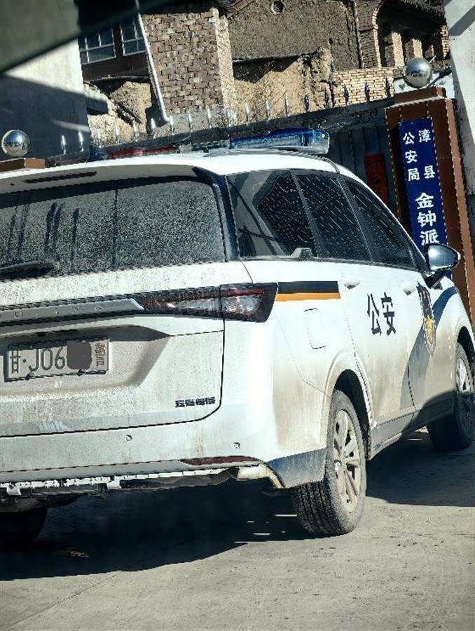 警车把农用车“别进”沟里<strong></p>
<p>币云</strong>，三个问题需要澄清