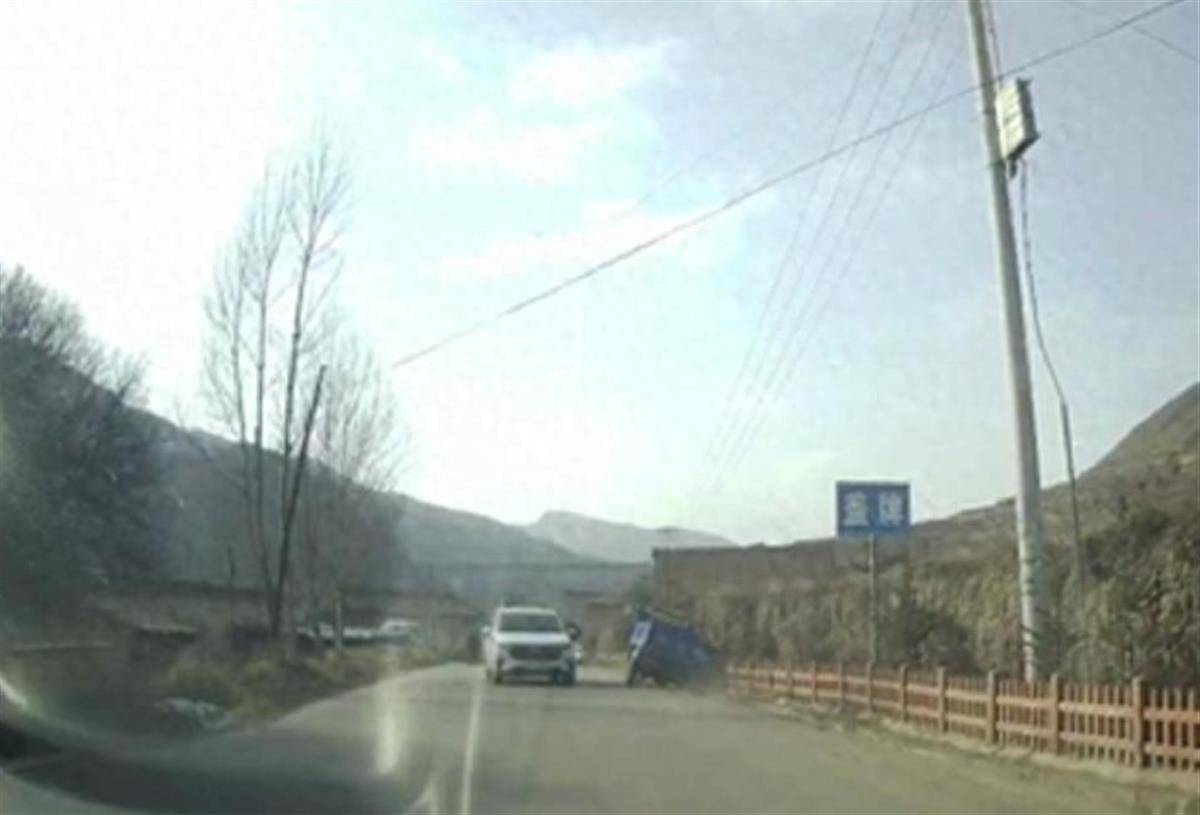 警车把农用车“别进”沟里<strong></p>
<p>币云</strong>，三个问题需要澄清