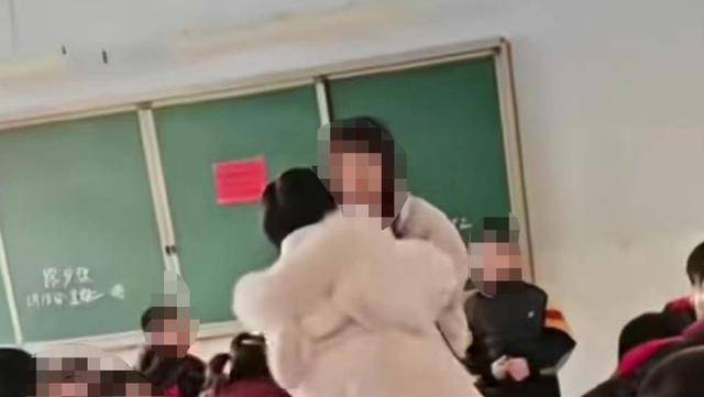 山西一老师把学生牙打掉<strong></p>
<p>炒币知识技巧</strong>，家人冲进教室讨说法？官方回应