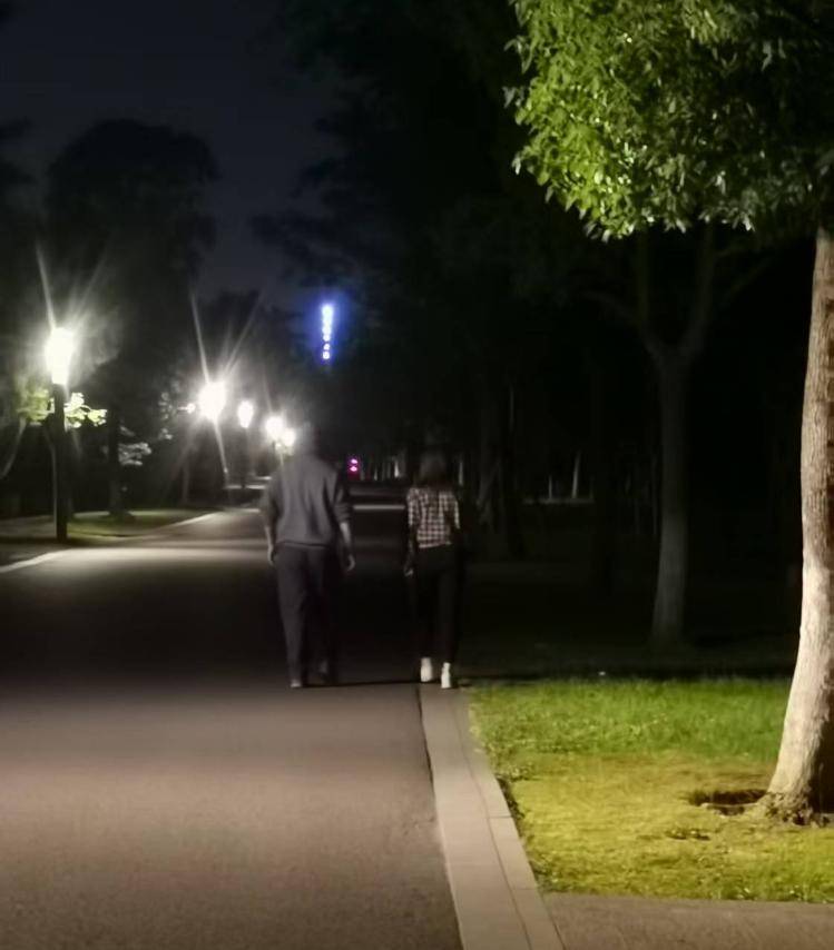 33岁单身女护士公园邂逅58岁已婚教授<strong></p>
<p>币圈风险</strong>，怀孕后对方两帆布口袋装400万了断，她再次索要600万被判三缓五