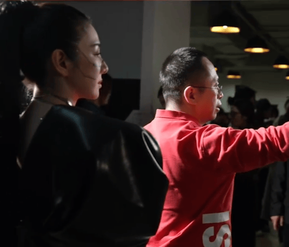 周鸿祎回应参演的短剧辣眼睛：黄奕诱惑<strong></p>
<p>辉王币</strong>我的剧情是DeepSeek设计的