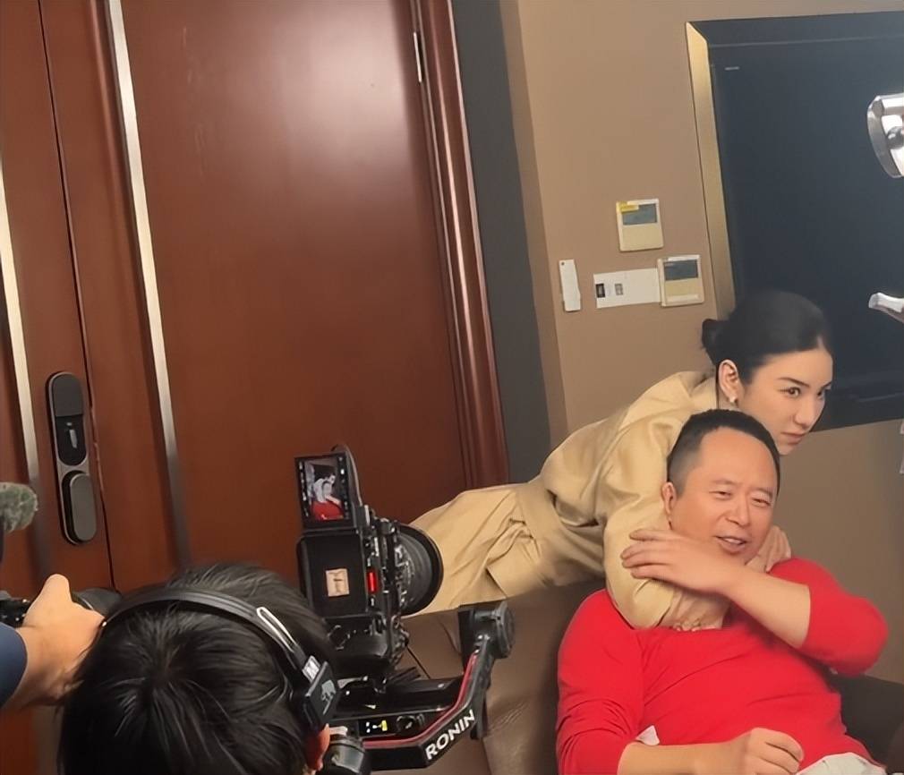 周鸿祎回应参演的短剧辣眼睛：黄奕诱惑<strong></p>
<p>辉王币</strong>我的剧情是DeepSeek设计的
