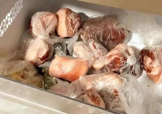 长期吃久冻的肉危害大<strong></p>
<p>残破币兑换</strong>？冰箱里的肉冻多久就不能吃了？医生说清楚