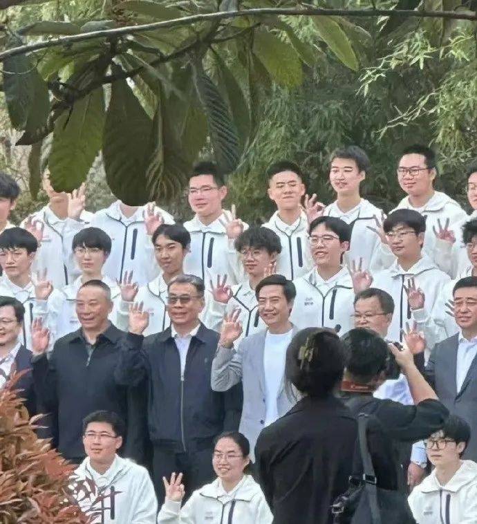 雷军回应如何保持好身材：英语不好已经让母校“蒙羞”<strong></p>
<p>币橙测评</strong>，不能再形象欠佳