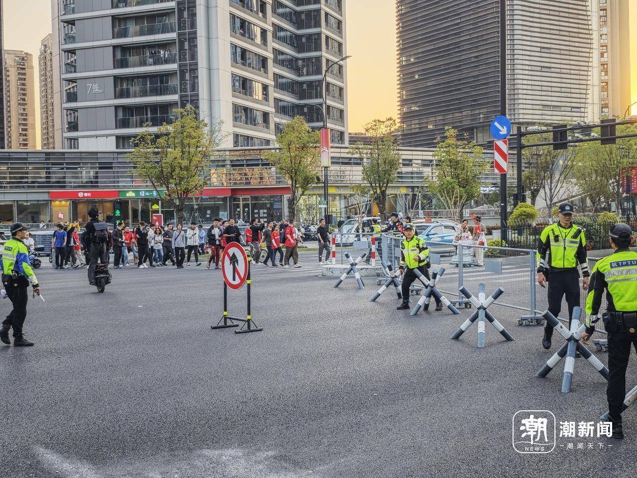 足球之夜杭州7万人疏散<strong></p>
<p>币圈冷风</strong>，一个普通交警在“大莲花”的13个小时
