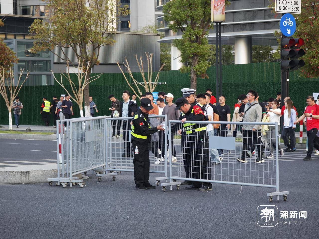 足球之夜杭州7万人疏散<strong></p>
<p>币圈冷风</strong>，一个普通交警在“大莲花”的13个小时