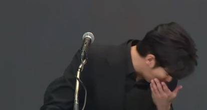 金秀贤为何在记者会上多次喝水<strong></p>
<p>三元福币</strong>，网友请DeepSeek解读