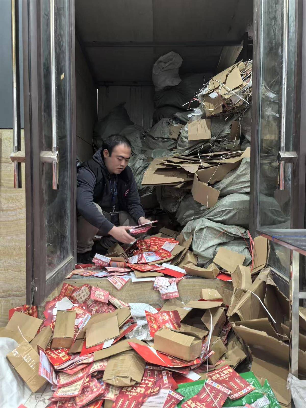 他发出的81万件快递全是电诈卡片<strong></p>
<p>坐以待币</strong>！武汉江岸警方破获特大诈骗案